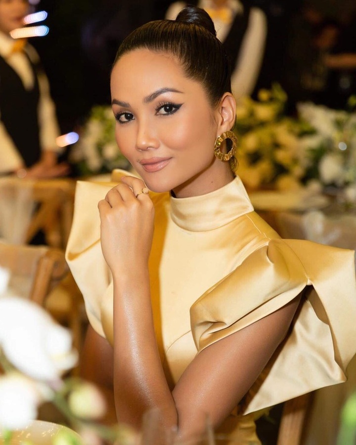 Bị hủy show, thu nhập giảm mạnh, sao Việt lao đao giữa bão covid-19 - 1