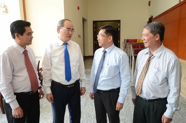 Bí thư Nguyễn Thiện Nhân trao đổi cùng các đại biểu bên lề hội nghị