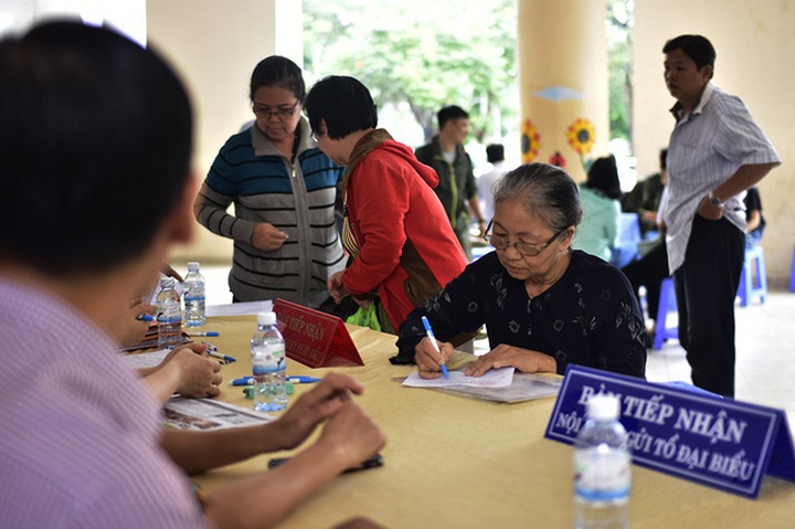 Cử tri đăng ký phát biểu tại buổi tiếp xúc cử tri của Bí thư Thành ủy TPHCM Nguyễn Thiện Nhân