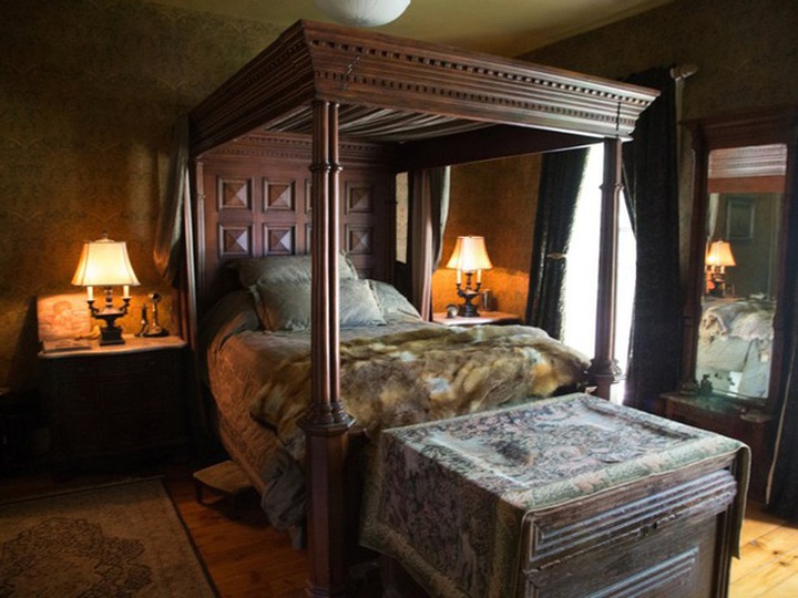 Phòng ngủ dành cho khách nhỏ hơn một chút.