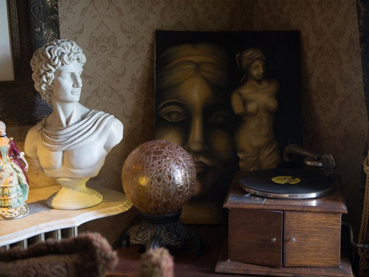 Đồ trang trí trong phòng khách