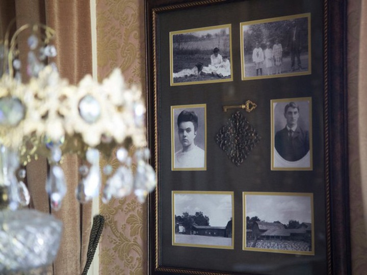 Ông Tony tin rằng “người” mà cả ông và bà quản gia luôn cảm thấy chính là người chủ cũ đã chết trong phòng khách của căn nhà.