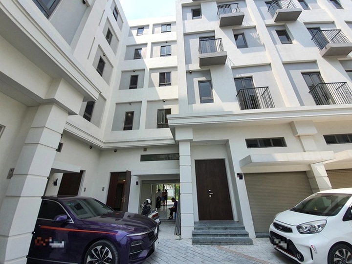 Biệt thự hàng chục tỷ đồng chưa ở đã ngấm nước, thủng trần thạch cao - 1