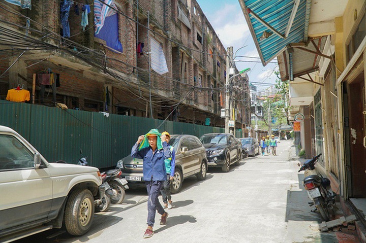 
Được biết, một bên là khu nhà của các cán bộ ngành công an, một bên là khu biệt thự cao cấp.
