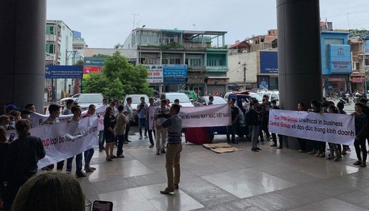 Big C bất ngờ dừng nhập hàng may mặc, doanh nghiệp Việt cần làm gì? - 1