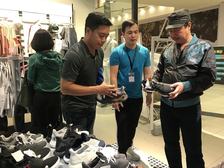 Giày thể thao luôn là mặt hàng được săn đón