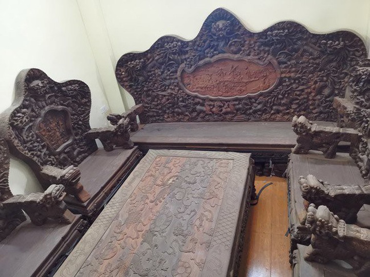 Bộ bàn ghế bằng gỗ trắc nguyên khối do một xưởng tại Thường Tín, Hà Nội sản xuất, được một đại gia trả giá 3,2 tỷ đồng. Chủ xưởng sản xuất bộ bàn ghế này cho biết, đây là loại gỗ trắc nguyên khối và được làm hoàn toàn thủ công.
