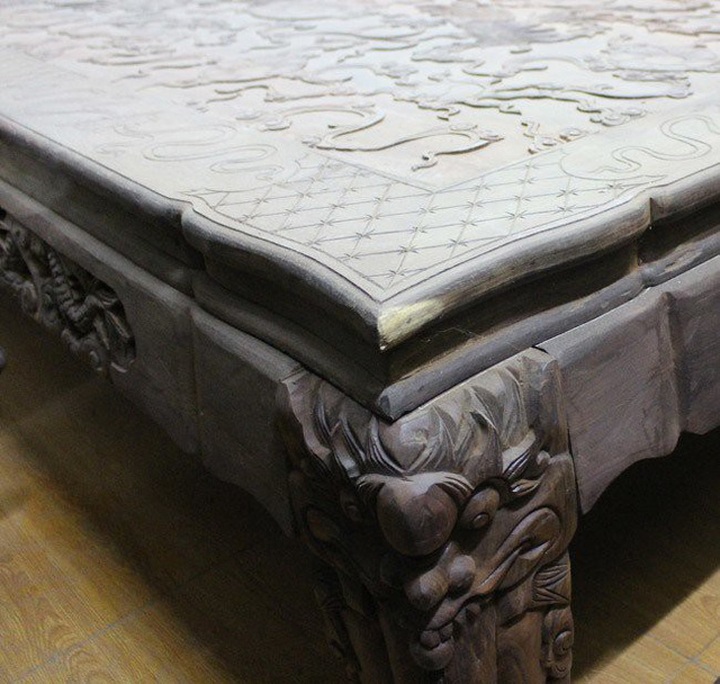 Bốn chân bàn cũng được chạm khắc bằng bốn đầu rồng.