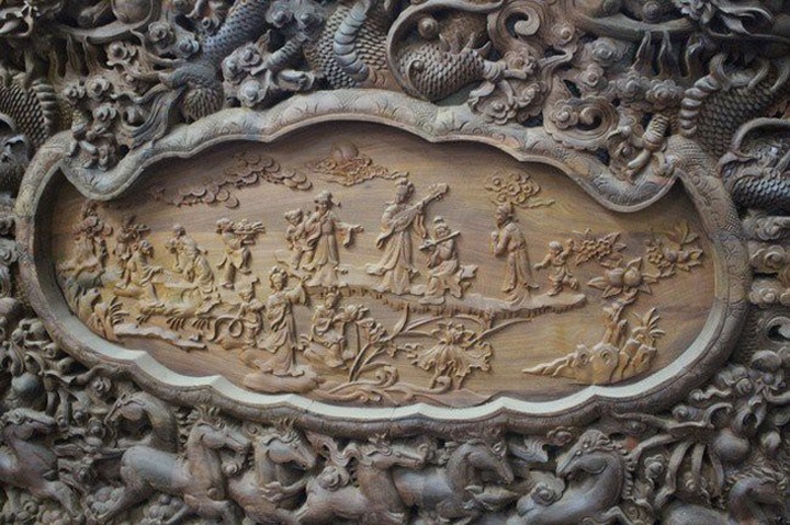 Theo chủ nhân, tất cả các họa tiết, hoa văn trên bộ bàn ghế Đỉnh rồng này đều làm thủ công, không sử dụng bất cứ thiết bị máy móc nào.