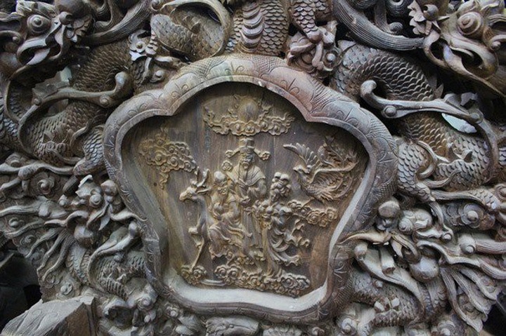 “Để hoàn thiện bộ Đỉnh rồng này, 10 công nhân làm việc liên tục trong hơn 7 tháng trời” - chủ nhân bộ bàn ghế chia sẻ thêm.