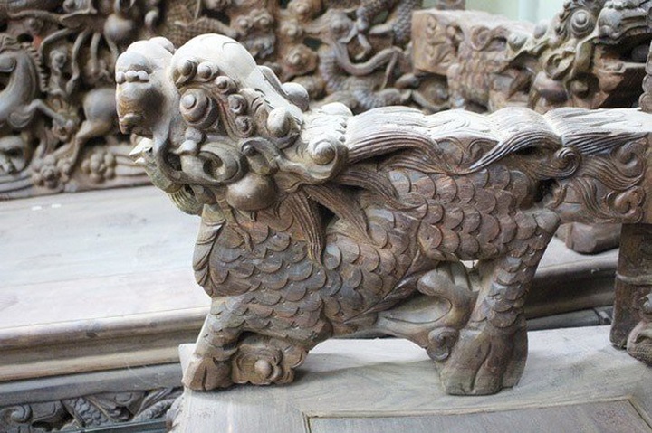 Một tay ghế khác được khắc họa hình rồng.