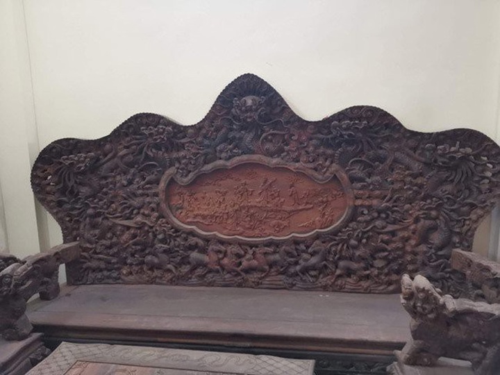 Riêng chiếc ghế bành (ghế lớn nhất trong bộ bàn ghế - PV) được thiết kế với chiều dài 3,2 mét; rộng 0,8 mét.