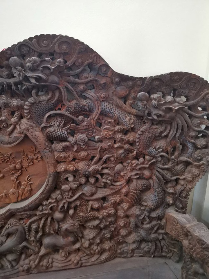 Nhiều hình rồng hướng về con rồng lớn cũng được chạm trổ khéo léo