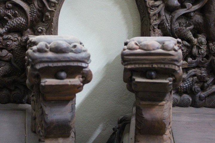 Tay ghế là hình rồng đang nhả ngọc.