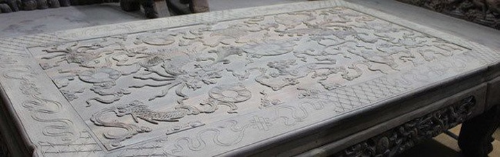 Mặt bàn được chạm khắc một cách tinh xảo.