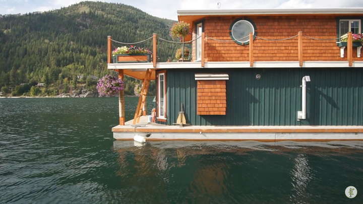 Bố đơn thân xây biệt thự nổi, trồng hoa tuyệt đẹp trên hồ sống cùng hai con - 10