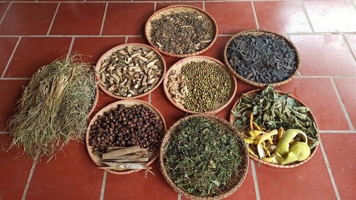 Bỏ phố về quê nấu nước gội đầu thảo mộc, bà mẹ 2 con chốt đơn mỏi tay - 5