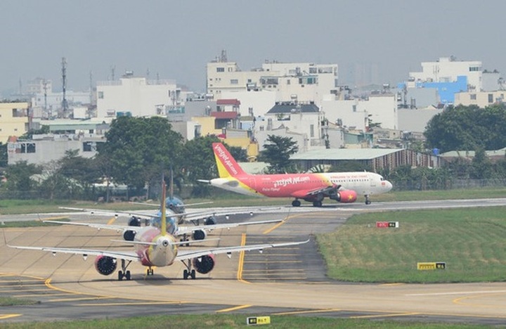 “Bốc thuốc” chữa “bệnh” máy bay xếp hàng trên trời, dưới đất tại Tân Sơn Nhất - 1