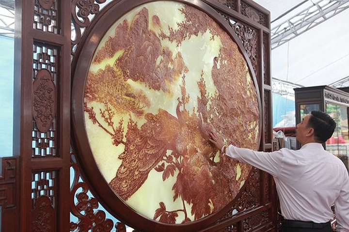 Bức tranh nặng cả tấn, giá vài tỷ khiến ai cũng choáng - 3