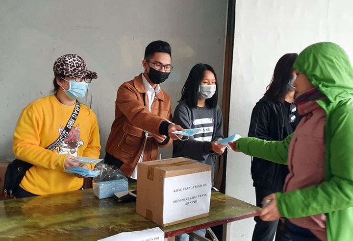 Bưu điện Việt Nam tạm dừng chuyển khẩu trang, nước sát trùng ra nước ngoài - 1