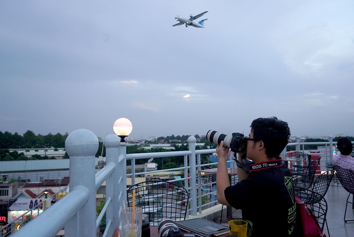 Đường Quang Trung, quận Gò Vấp được nhiều người biết đến vì đây được mệnh danh thiên đường cà phê sân thượng dành cho người yêu thích độ cao và ngắm máy bay.