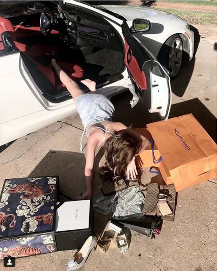 Trên mạng xã hội Instagram, chỉ cần tìm kiếm “Richkidsof…” (Tạm dịch: Hội con nhà giàu…) là sẽ ra hàng tá tài khoản từ khắp nơi trên thế giới như: Đức, Iraq, Nga, Dubai… và cả Việt Nam.