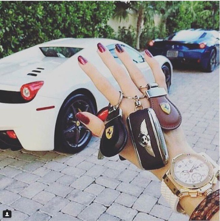 Đối với những đứa trẻ con nhà giàu ở Thụy Sĩ, việc chọn xe để đi chơi cũng khó như việc chúng ta chọn quần áo vậy. Quà sinh nhật cũng phải cỡ...siêu xe.