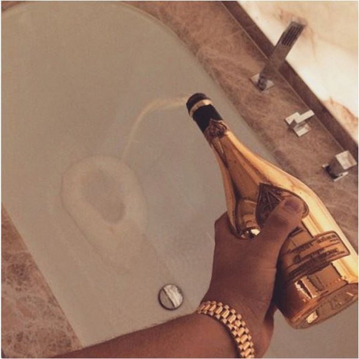 Champagne để uống là quá bình thường, giờ nó còn được dùng để tắm nữa.