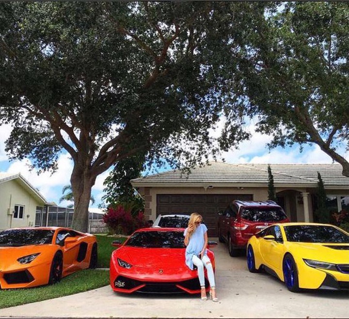 Nhà chẳng có gì ngoài siêu xe.