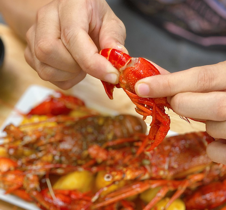 Cấm nhập hàng sống, tôm hùm đất bỗng hot trở lại bị dân sành ăn săn lùng - 2