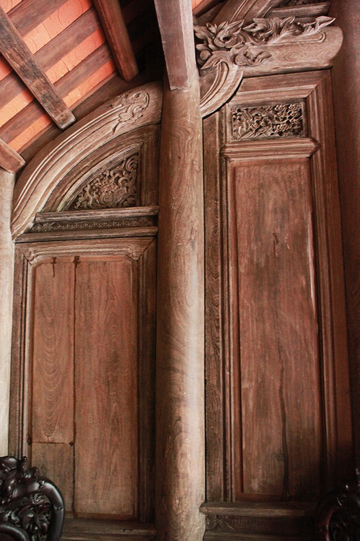 Các cột nhà thẳng tắp, gắn chặt với khung nhà uốn lượn