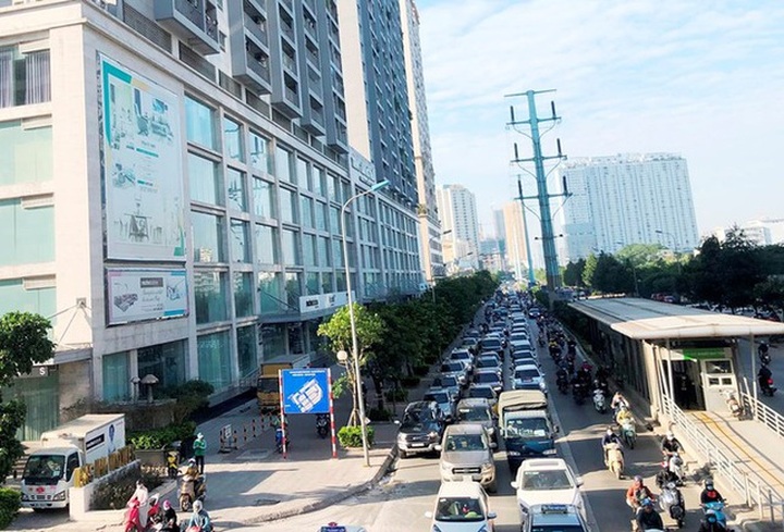 Cận cảnh cao ốc nhấn chìm con đường BT Hà Nội - 2