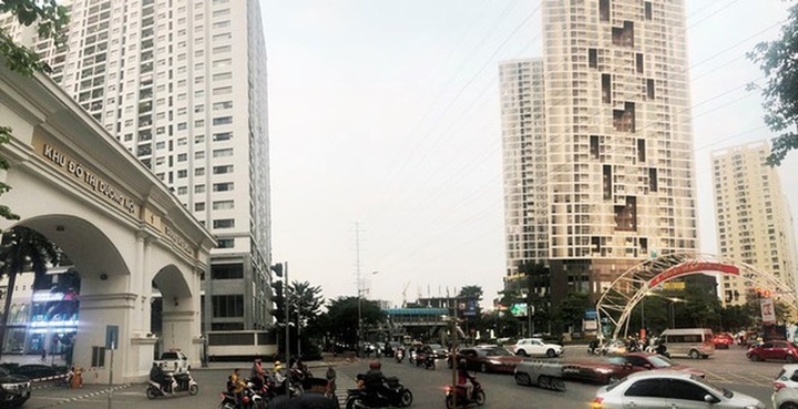 Cận cảnh cao ốc nhấn chìm con đường BT Hà Nội - 11