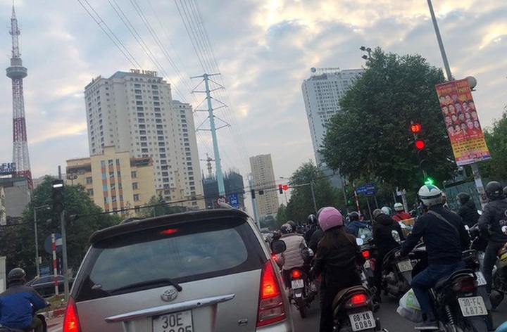 Cận cảnh cao ốc nhấn chìm con đường BT Hà Nội - 4