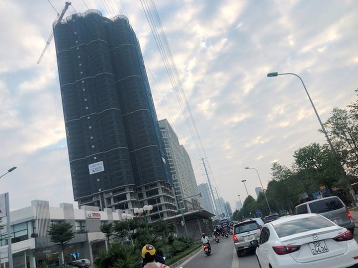 Cận cảnh cao ốc nhấn chìm con đường BT Hà Nội - 5