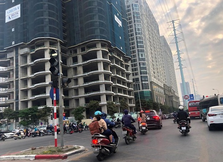 Cận cảnh cao ốc nhấn chìm con đường BT Hà Nội - 6