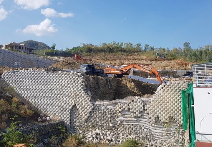 Cận cảnh tháo dỡ bức tường khủng sai phép đe doạ nhà dân ở Nha Trang - 1