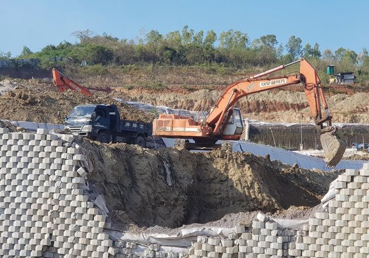 Cận cảnh tháo dỡ bức tường khủng sai phép đe doạ nhà dân ở Nha Trang - 2