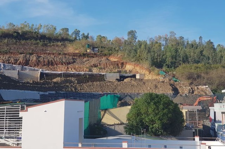 Cận cảnh tháo dỡ bức tường khủng sai phép đe doạ nhà dân ở Nha Trang - 11