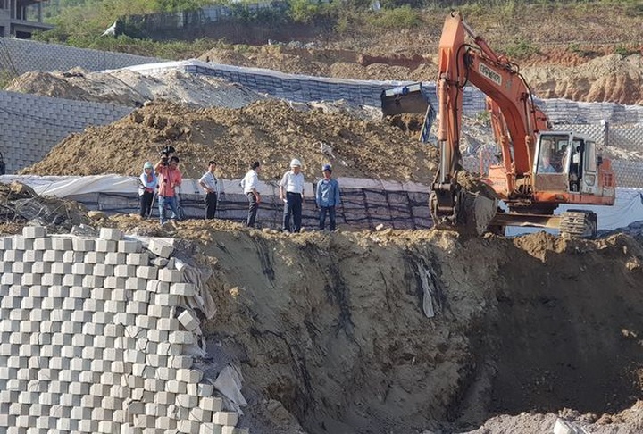 Cận cảnh tháo dỡ bức tường khủng sai phép đe doạ nhà dân ở Nha Trang - 3