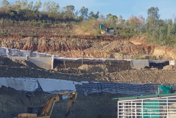 Cận cảnh tháo dỡ bức tường khủng sai phép đe doạ nhà dân ở Nha Trang - 4