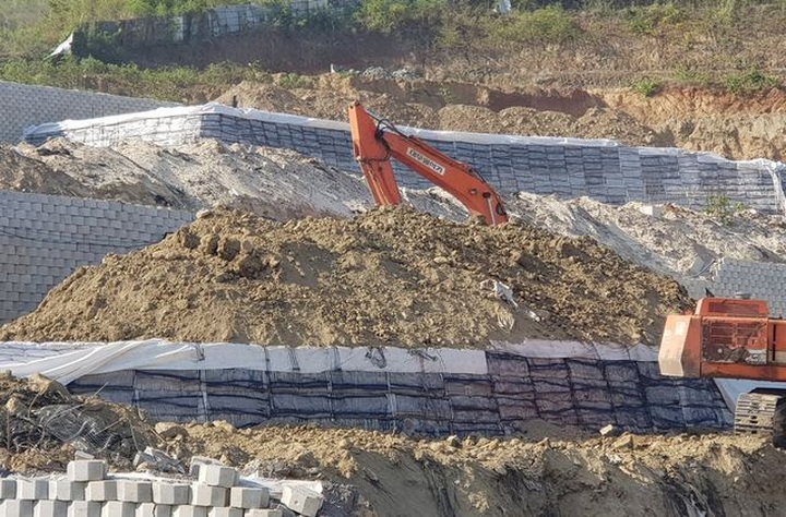 Cận cảnh tháo dỡ bức tường khủng sai phép đe doạ nhà dân ở Nha Trang - 5