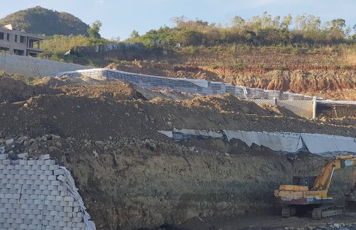 Cận cảnh tháo dỡ bức tường khủng sai phép đe doạ nhà dân ở Nha Trang - 7