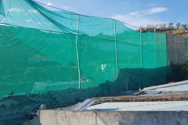 Cận cảnh tháo dỡ bức tường khủng sai phép đe doạ nhà dân ở Nha Trang - 10