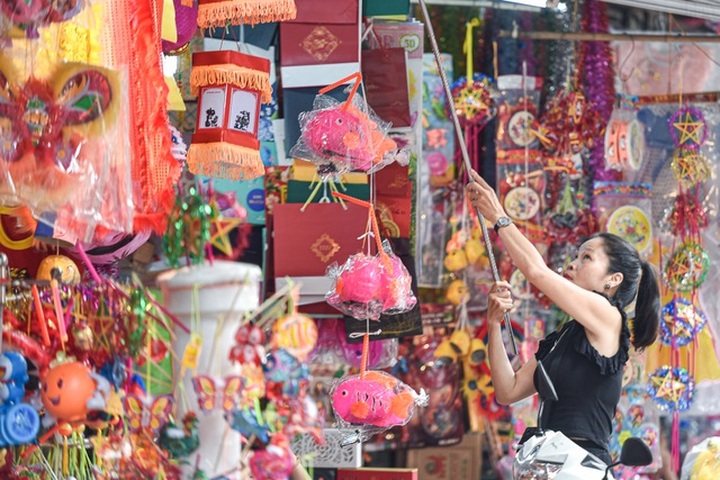 Cận kề Trung thu: phố Hàng Mã đìu hiu, tiểu thương ngồi thẫn thờ chờ khách - 9