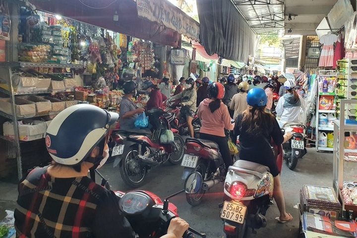 Cần Thơ: Siêu thị, chợ đều hết sạch rau, thịt trước giờ giãn cách xã hội - 1