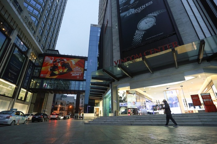 Cảnh vắng lặng như tờ tại các trung tâm thương mại Hà Nội trong mùa dịch - 11