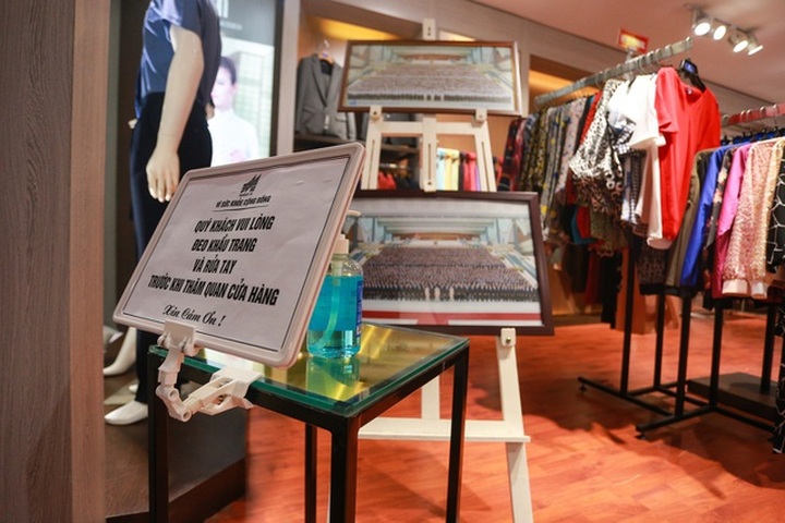 Cảnh vắng lặng như tờ tại các trung tâm thương mại Hà Nội trong mùa dịch - 3