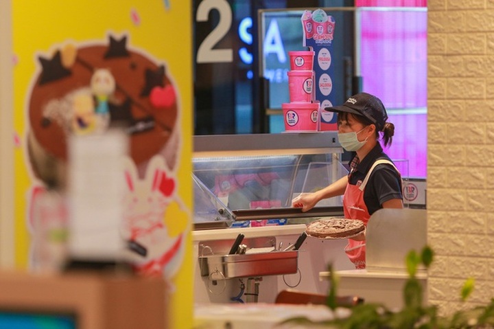 Cảnh vắng lặng như tờ tại các trung tâm thương mại Hà Nội trong mùa dịch - 8