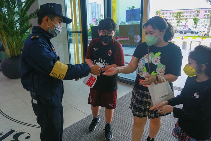 Cảnh vắng lặng như tờ tại các trung tâm thương mại Hà Nội trong mùa dịch - 9